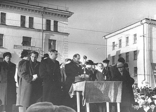 Площадь Ленина 1957_й год. Комсомольчане на митинге, который был посвящен открытию трам...