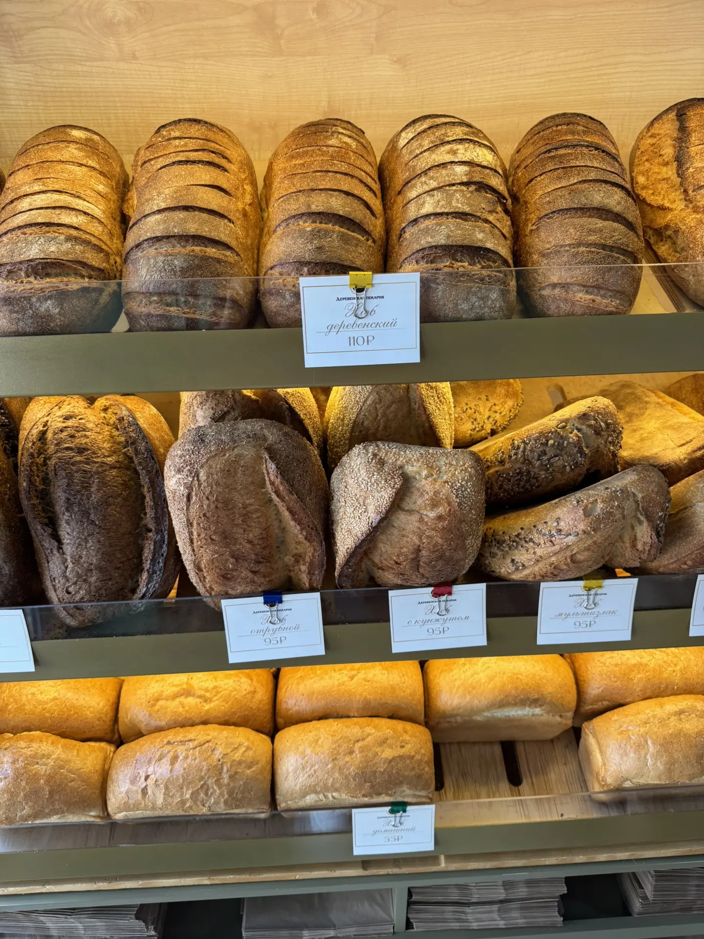 Говорят, их круассаны уносят в Париж без визы. 🥐🇫🇷
Решили проверить лично… И знаете, в этом что-т