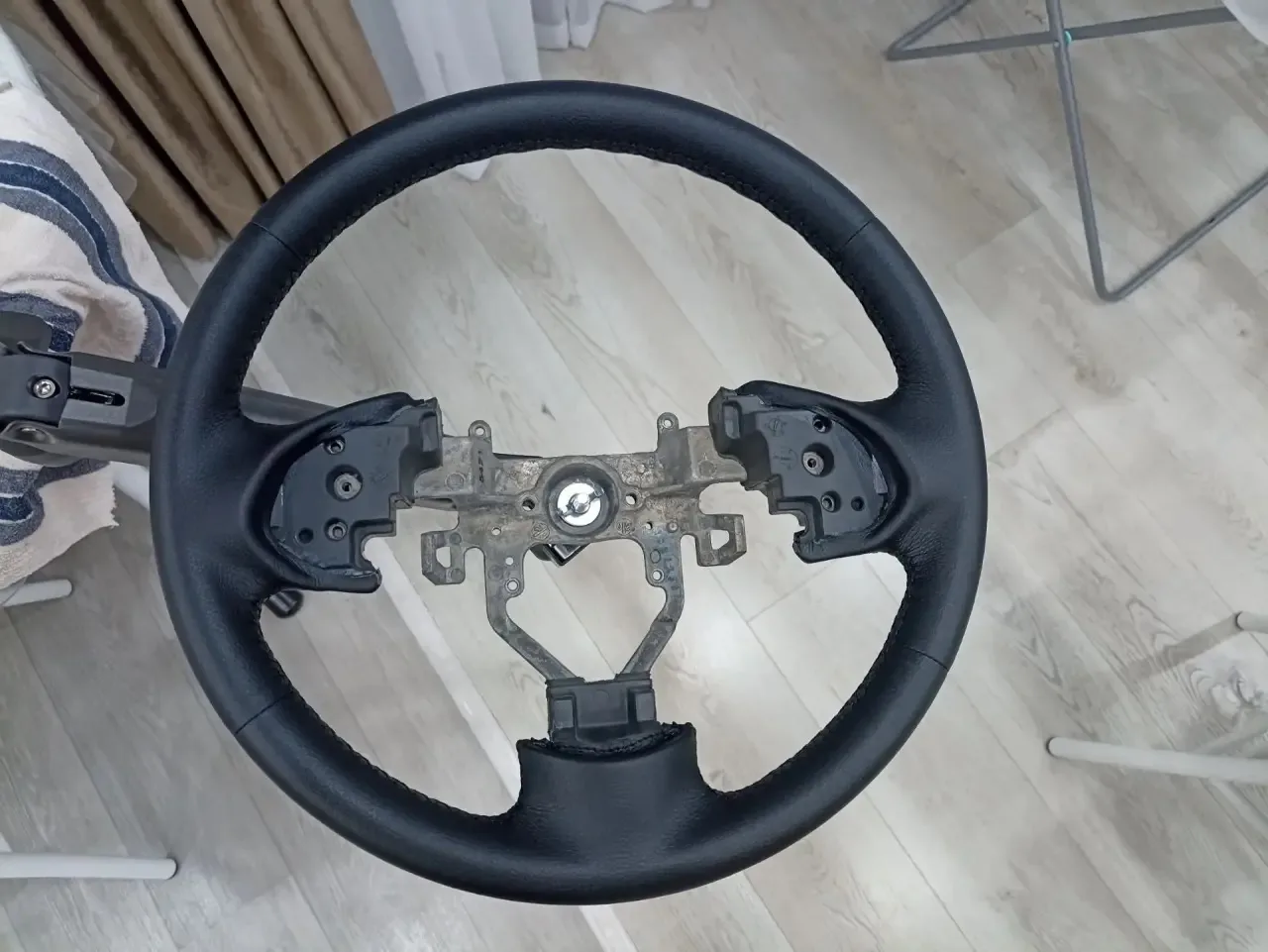 Занимаюсь перетяжкой автомобильных рулей и установкой авто чехлов на сиденья!нахожусь г...