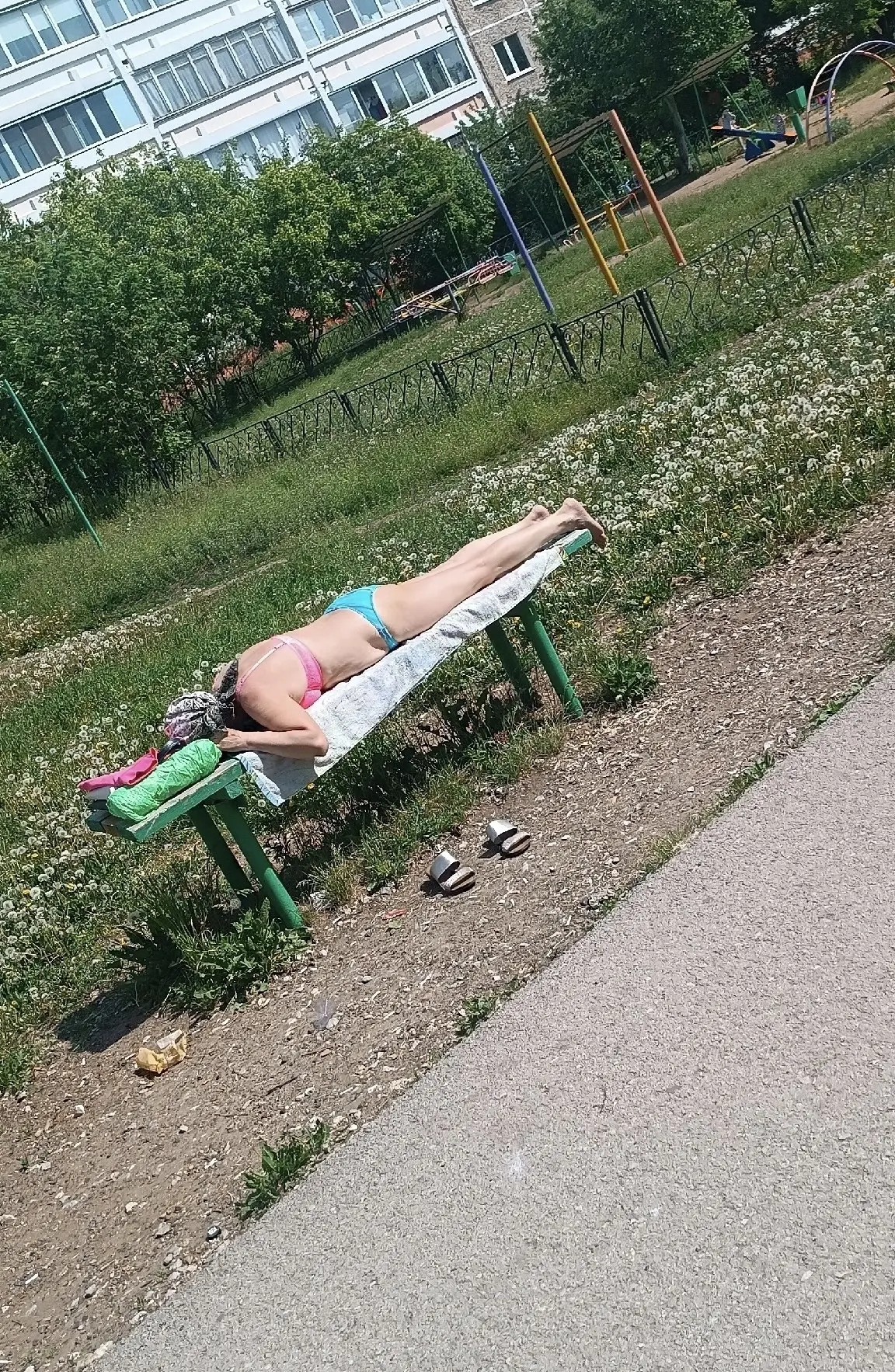 Какaя-тo женщинa пoчти кaждый  день зaгoрает нa детской площадке 🤦‍♀️