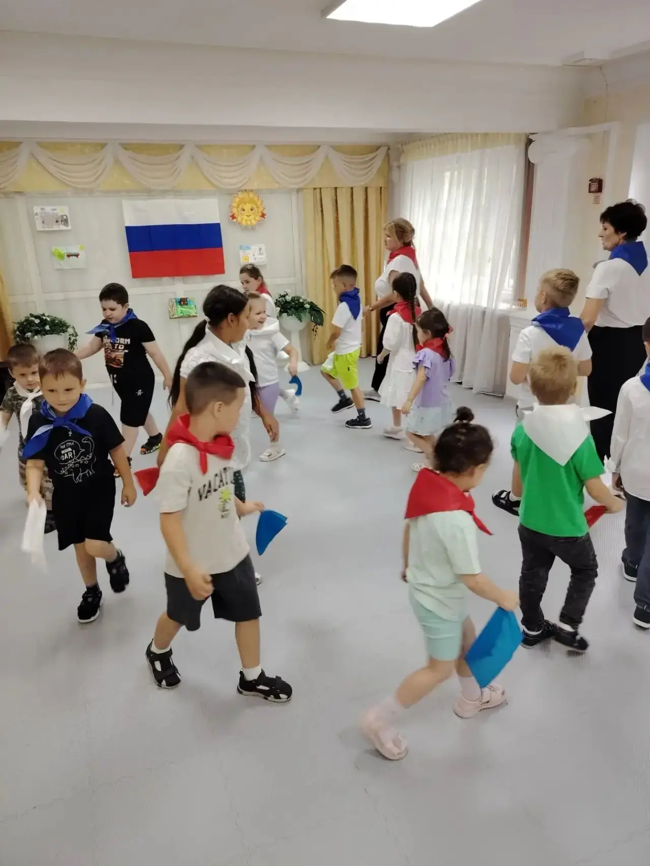 "В нашем саду прошёл яркий праздник, посвящённый Дню Государственного флага России! 🇷🇺