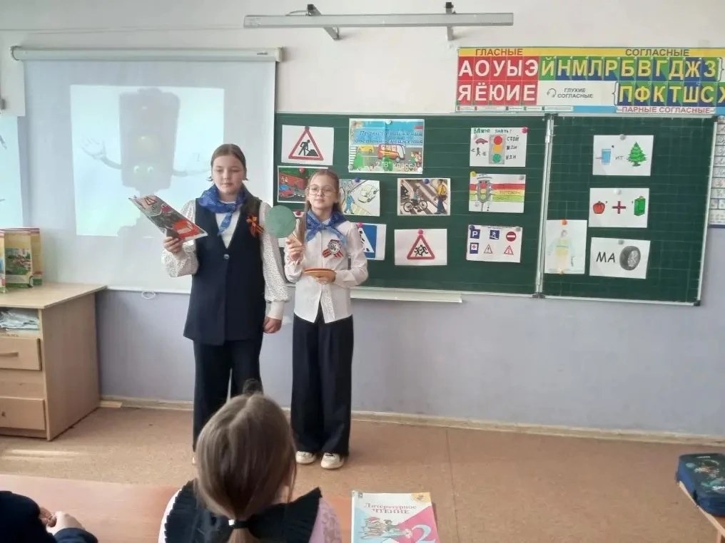 🚦Отряд ЮИДД в действии!🚦  ✨Под руководством Татьяны Сергеевны Рылеевой отряд ЮИДД провёл познаватель