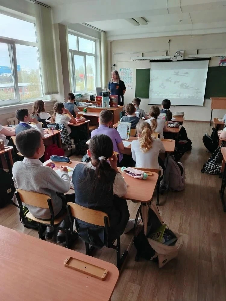 Библиотечные уроки "История одной песни" прошли в 4А, 4Ж и 4Б классах 📚   Ребята познакомились с ист