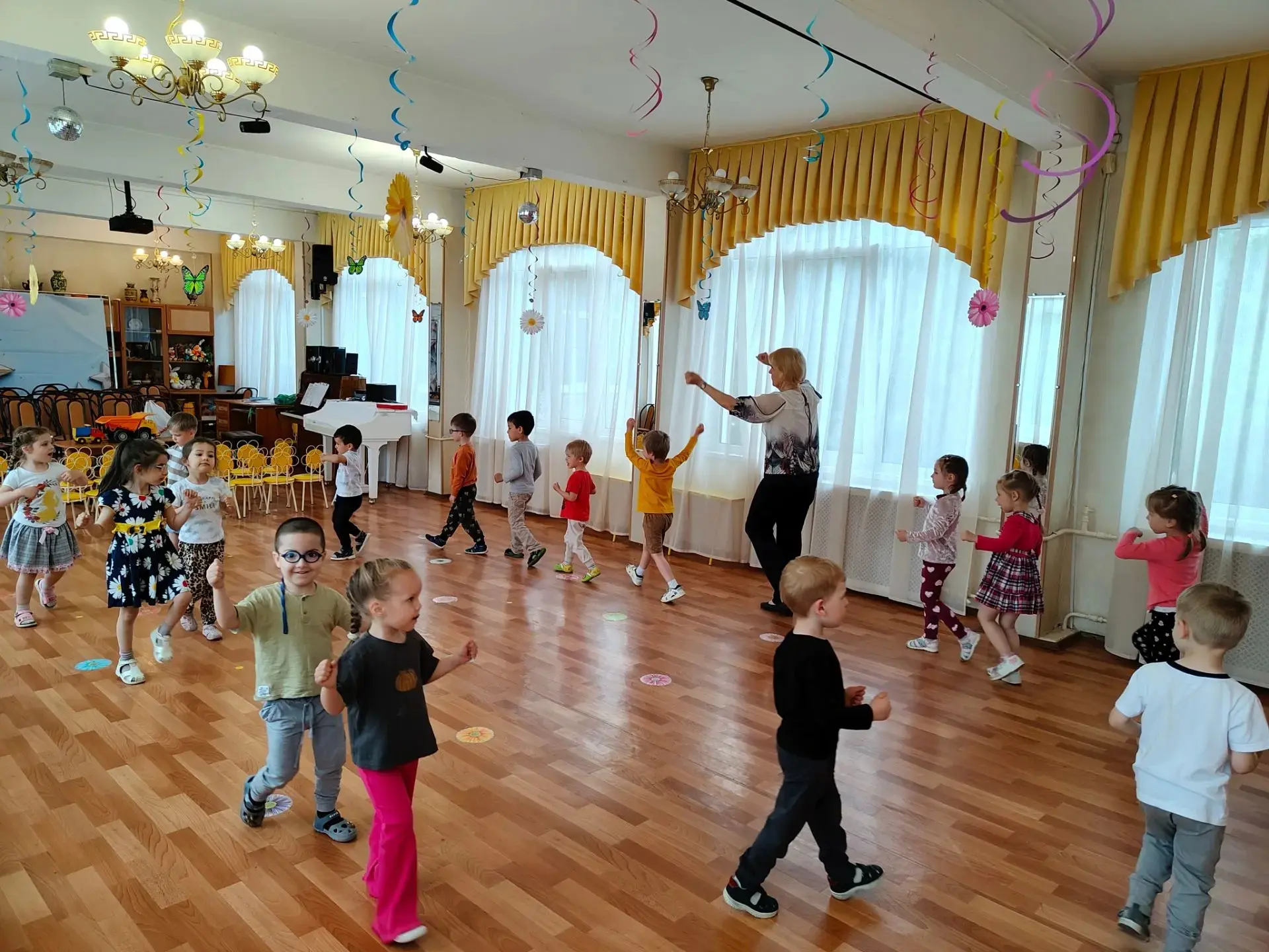 ✨ Волшебный час музыки! ✨

Сегодня в нашей младшей группе было особенно звонко и радостно! Мы устрои