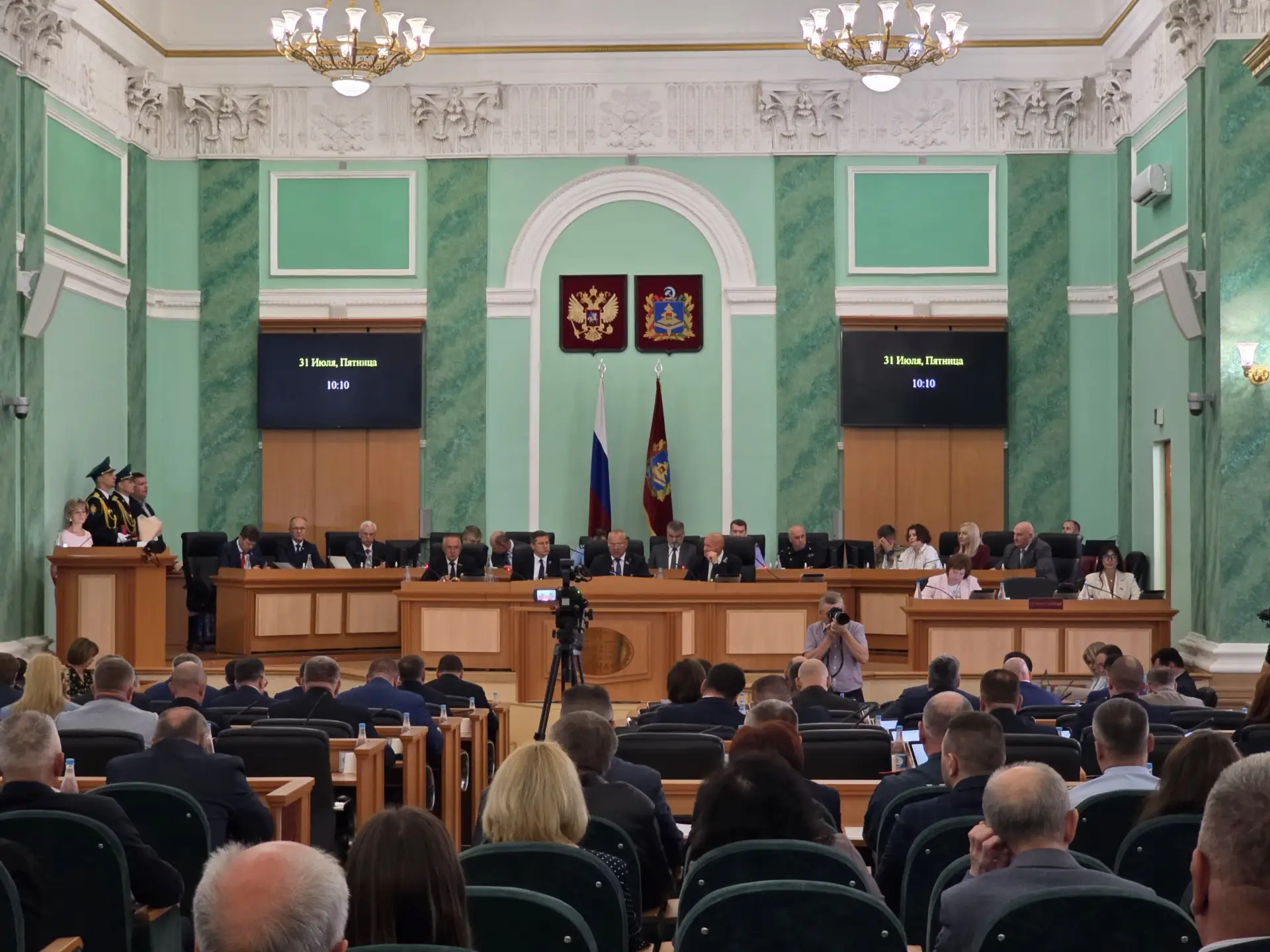 Принял участие в заседании Брянской областной Думы.

Перед началом заседания врио губернатора Брянск