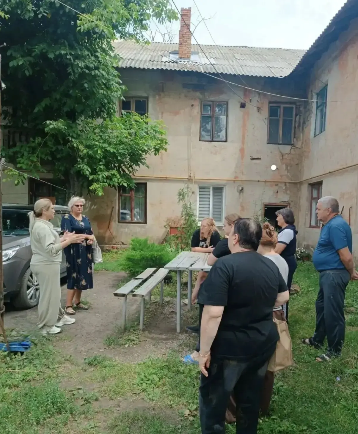Представители Минстроя ответили на вопросы шахтерцев, проживающих в доме, признанном ав...