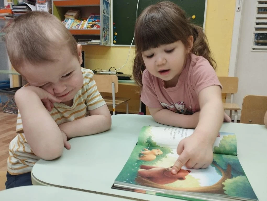 Малыши группы раннего возраста отправились в мир сказок! 🧸✨ Сначала вспомнили, в каких...