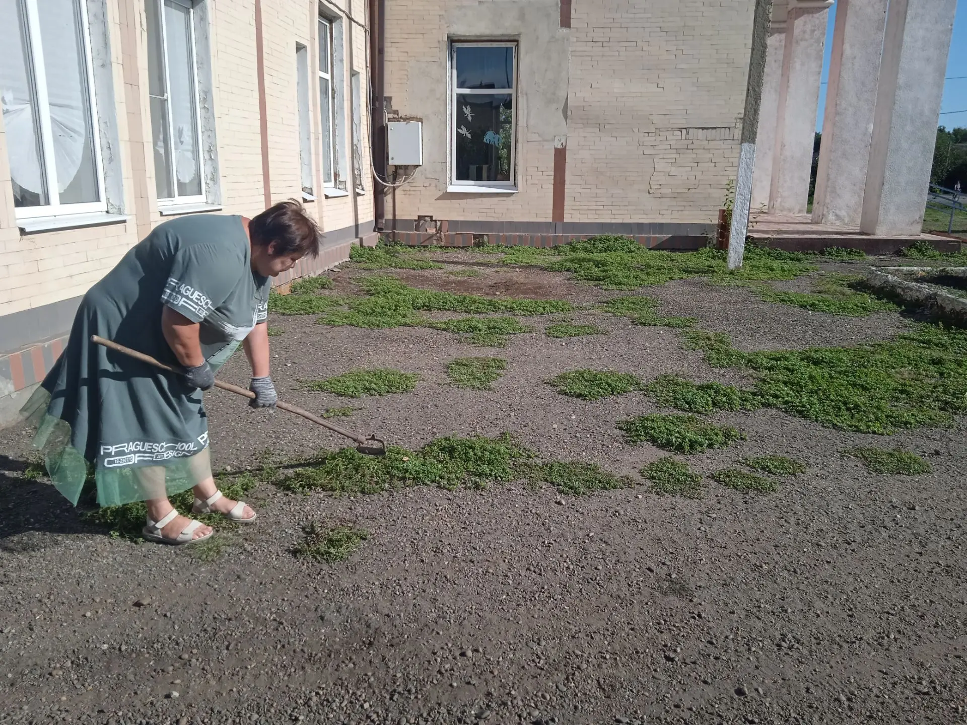 На территории дома культуры прошёл субботник по уборке сорной травы. #благоустройство #...