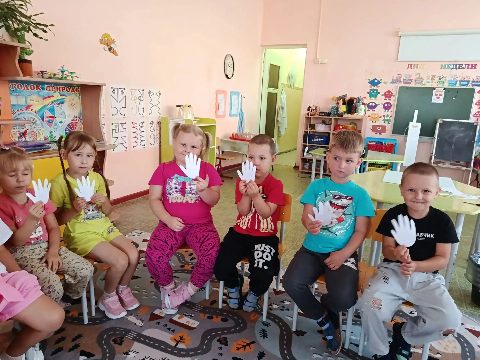 🇷🇺 Сегодня в нашем детском саду прошёл настоящий парад триколора! 🇷🇺🇷🇺🇷🇺