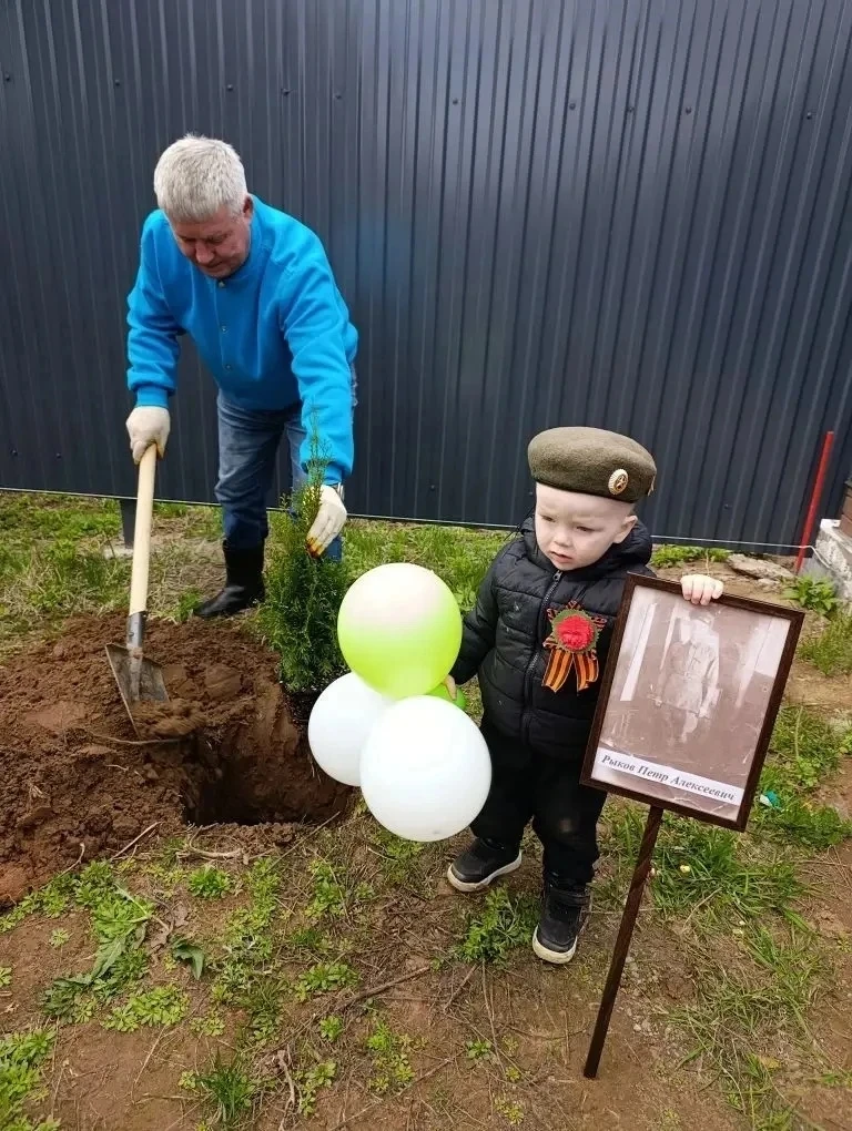 Связь поколений в одной саженце 🌱