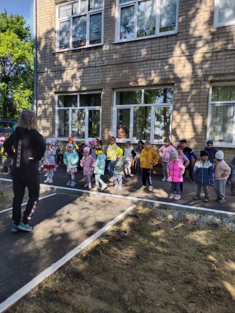 Мы зарядкой заниматься 
Начинаем по утрам,
Чтобы реже обращаться 
За советом к докторам.