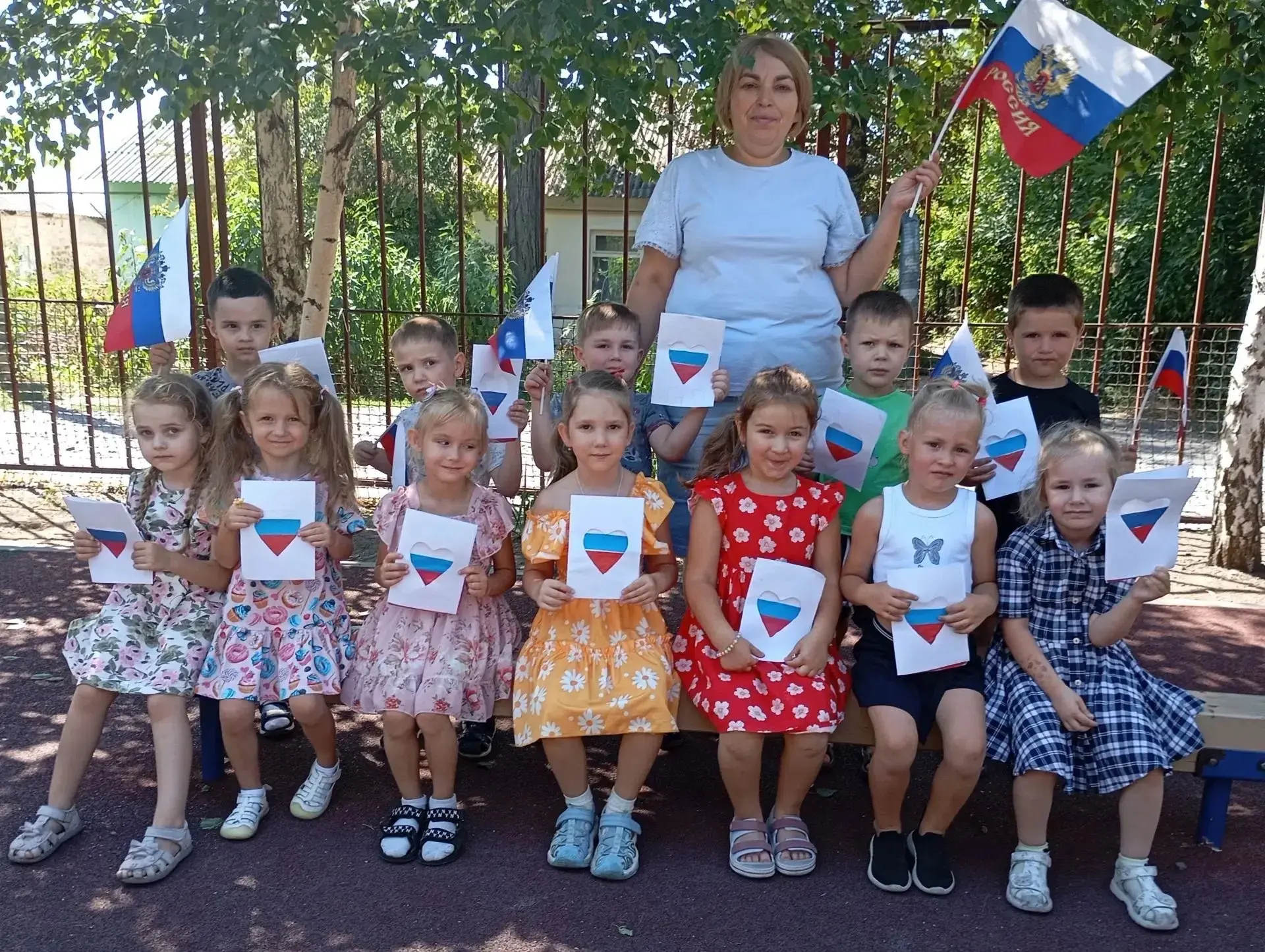 В преддверии Дня Государственного флага Российской Федерации   воспитанники группы «Акв...