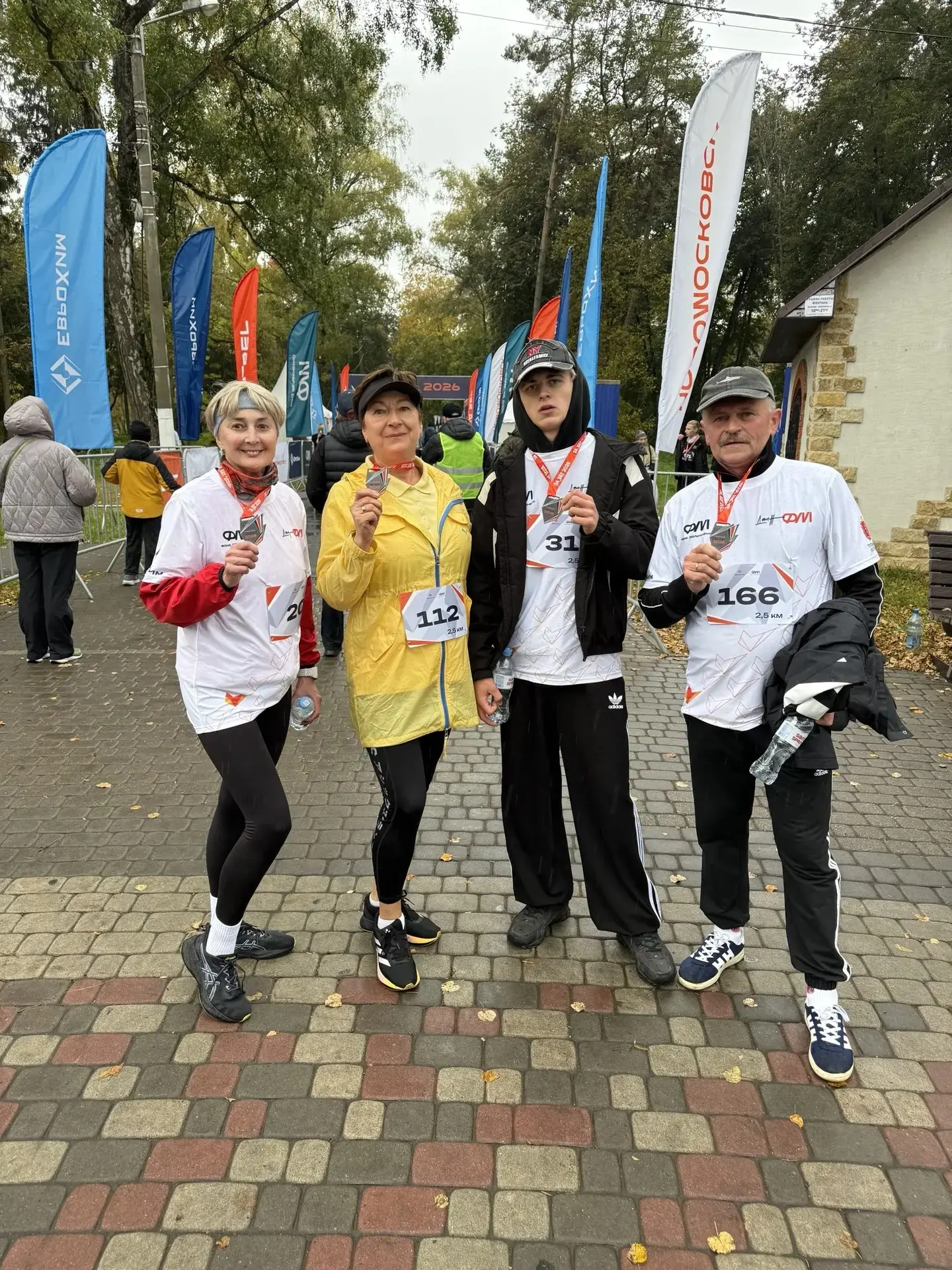 📸 8 спортсменов из Донского вышли на старт забега в Новомосковске​