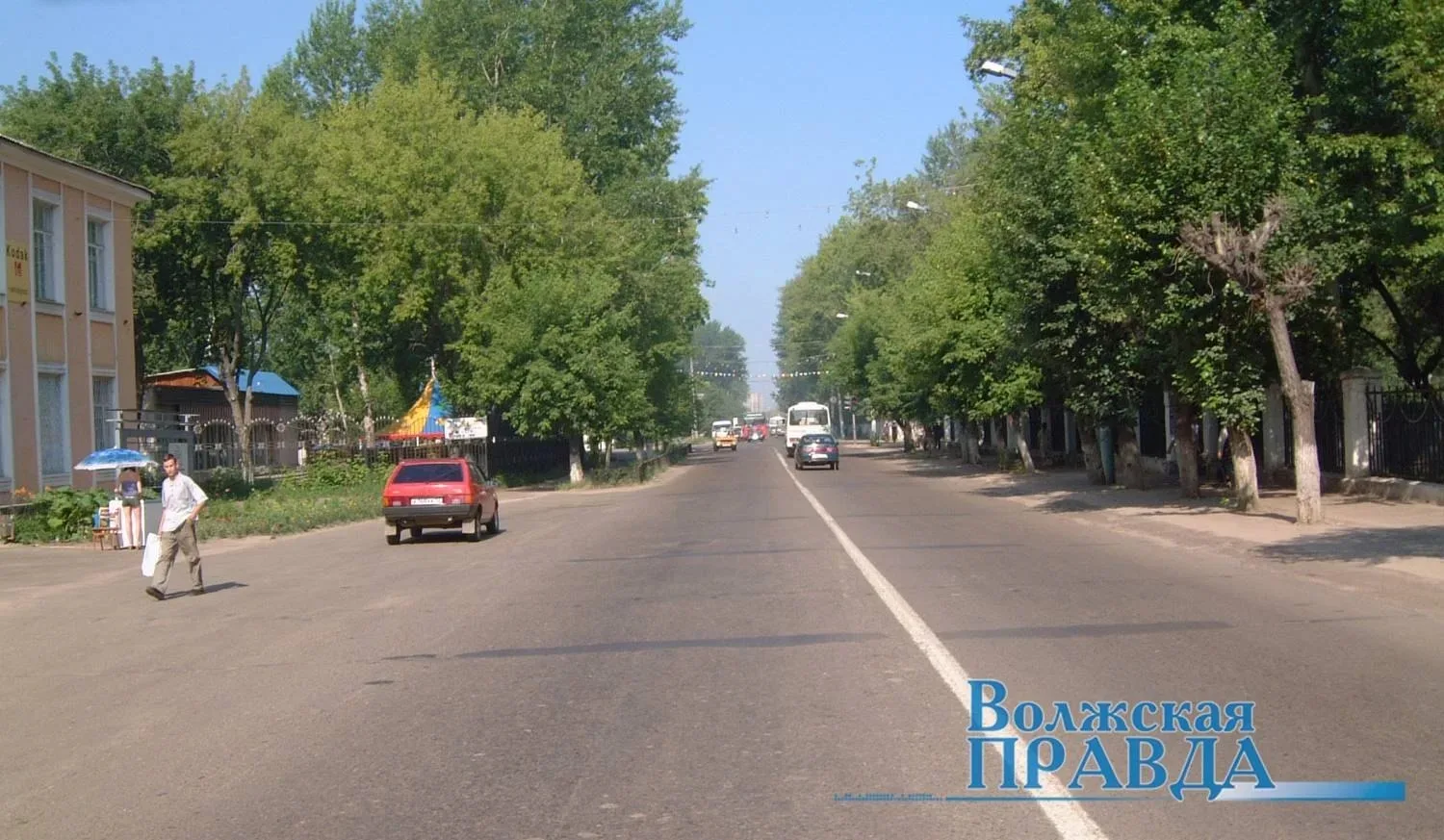 Волжск, улица Ленина. Когда-то здесь всё было в зелени… 

Начало 2000-х.☘🌿


Фото: Олег Коротков / 