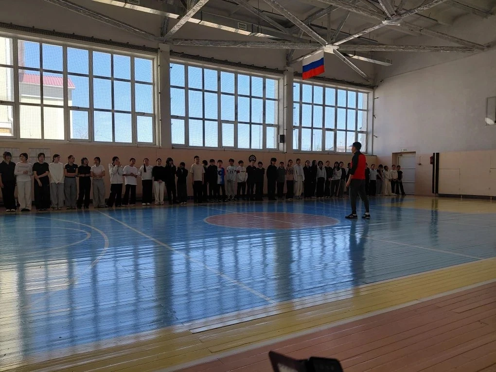 🇷🇺 Традиция укрепляет здоровье и командный дух! Сегодня день  начался  с бодрой «Зарядки с директоро