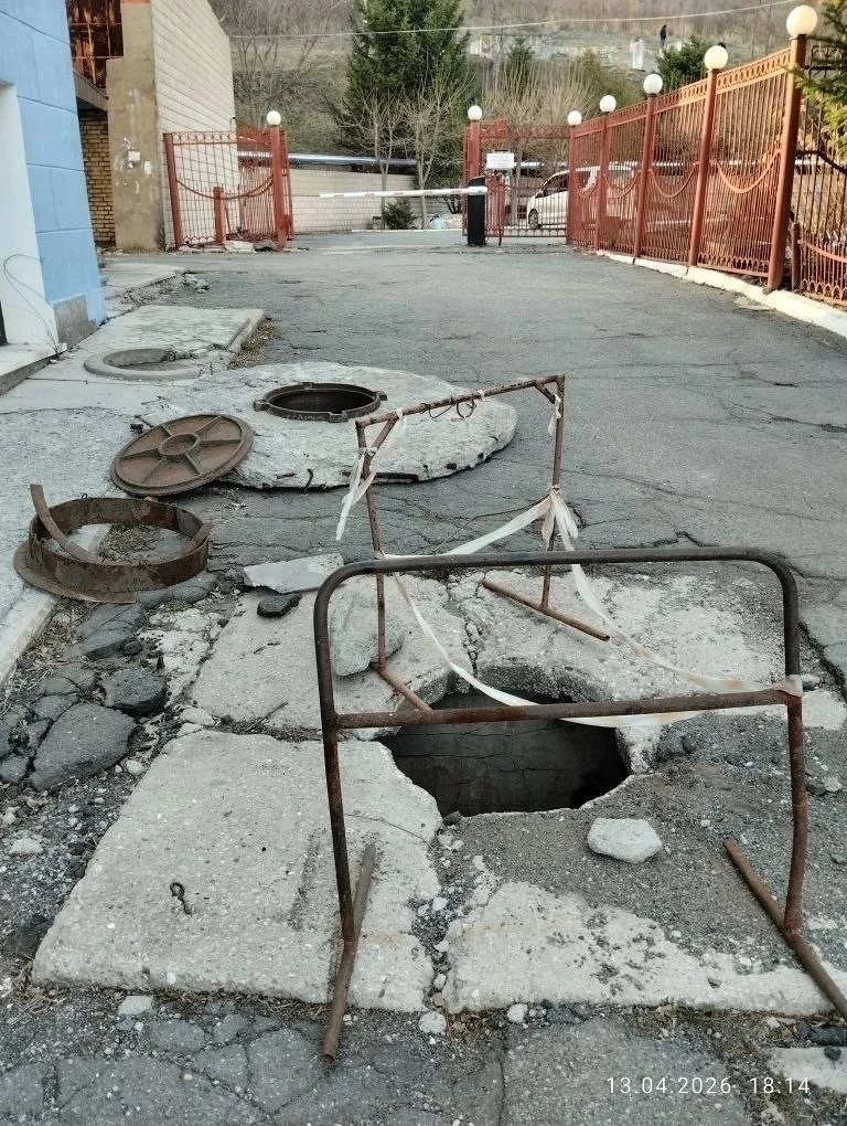 В Находке разгорелось недовольство местных жителей из-за ремонта люка коллектора. По их словам, вмес