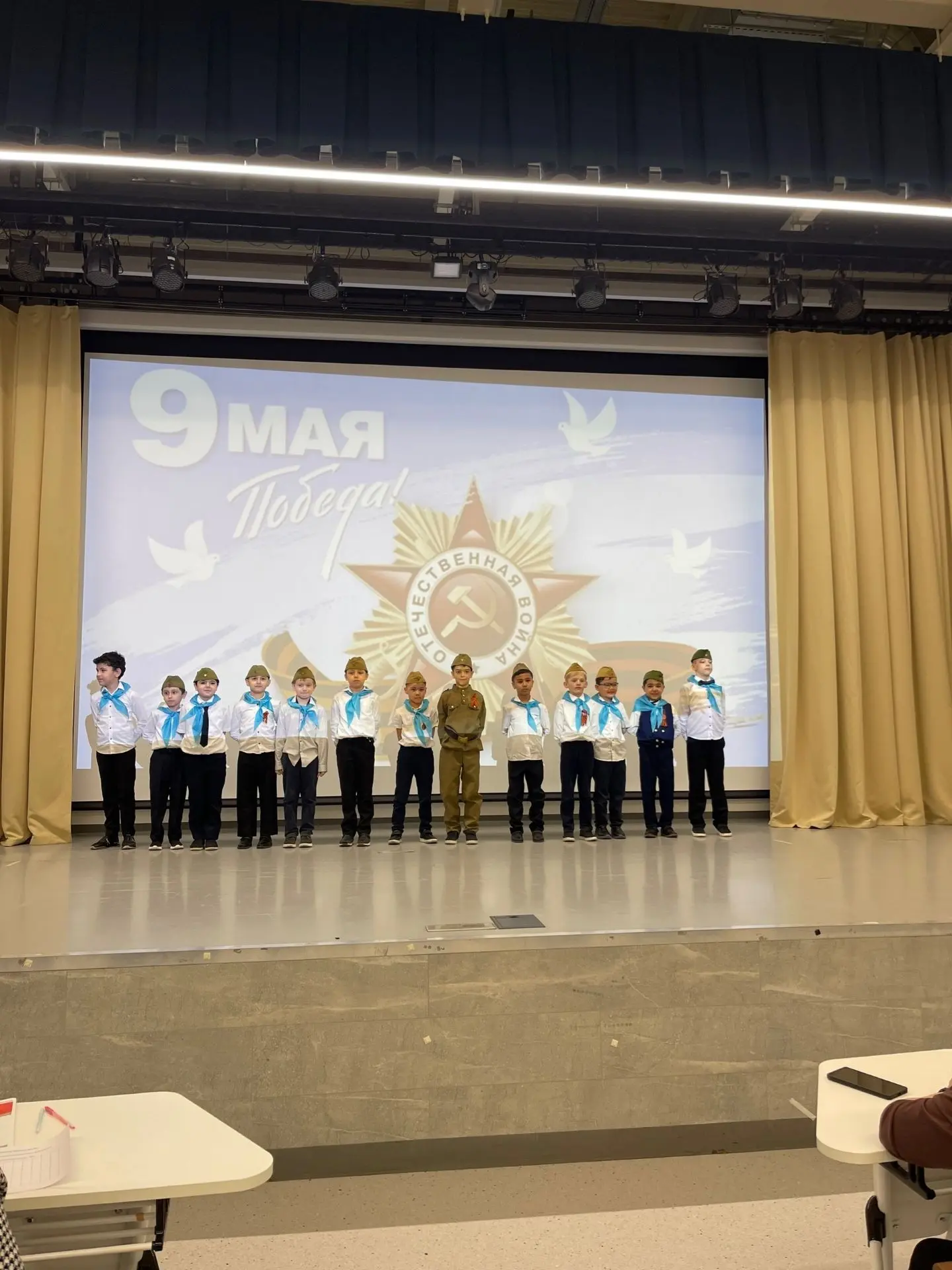 Маленькие актёры — большая история: как прошла инсценировка военной песни в начальной школе  Вчера в