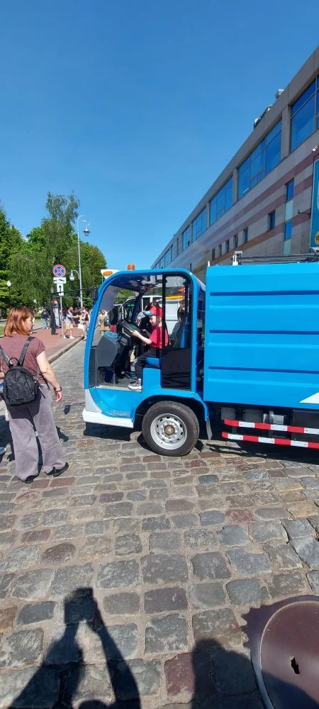 Выставка малышей электромобилей "Автотора" на Площади Победы😍🚙 очень много разных моделей: полиция, 