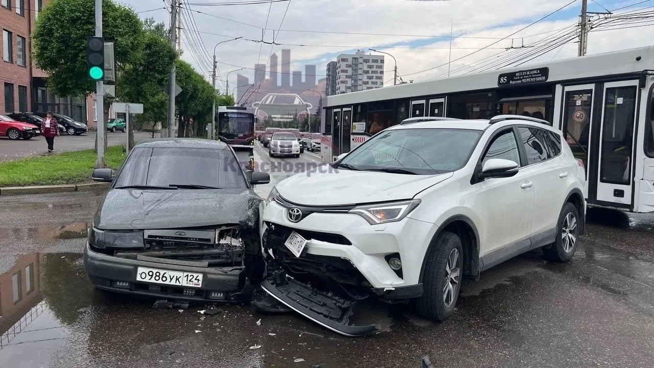Высотная. Автоледи при повороте налево не пропустила «таксиста».