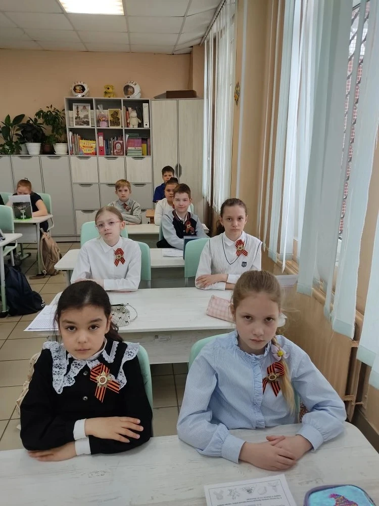 Акция "Георгиевская ленточка" проходит в нашей гимназии🏫 Начиная с церемонии поднятия государственно