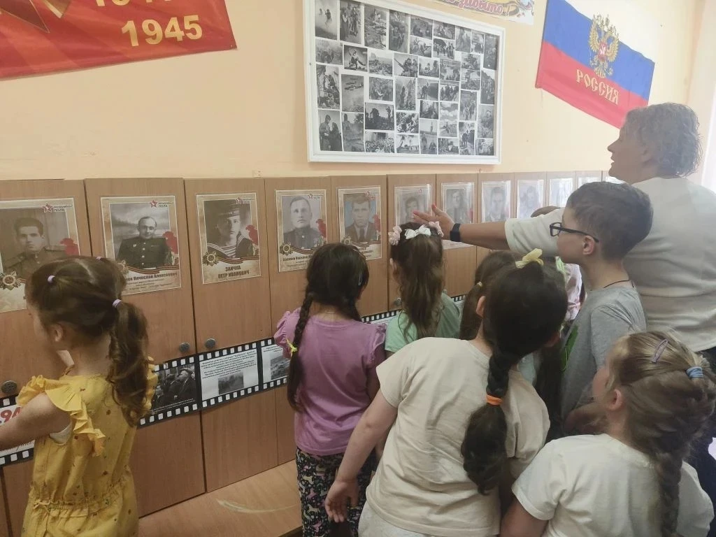Кроме того в День памяти и скорби ребята старших и подготовительных групп посетили мини - музей боев