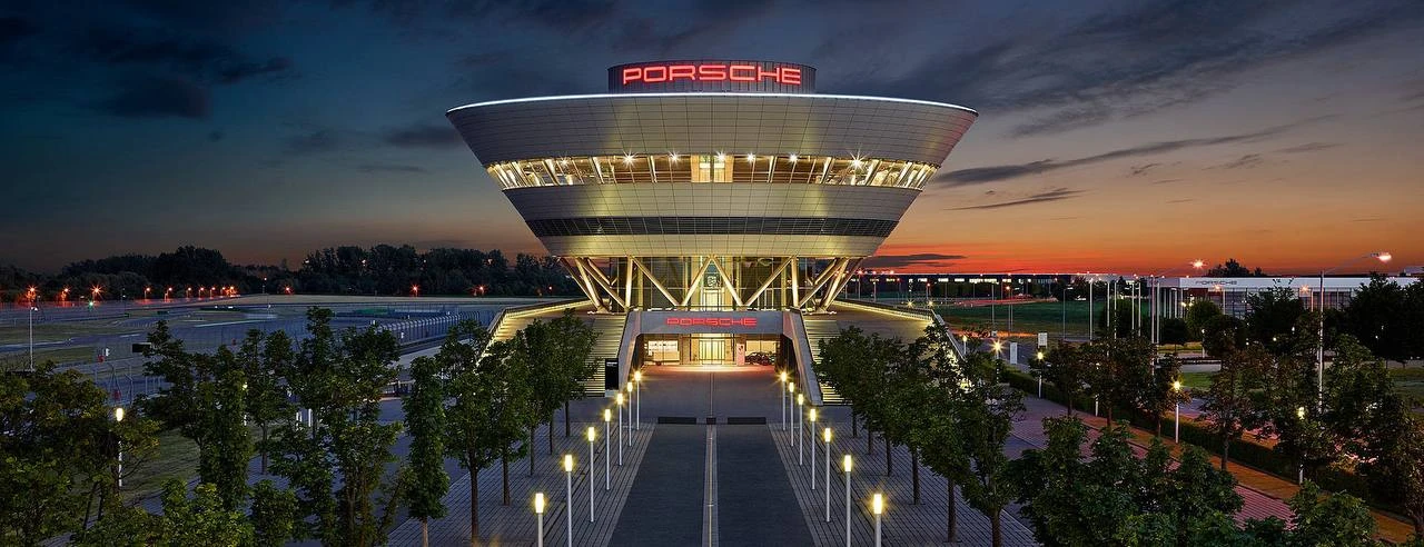 Porsche в рамках антикризисной стратегии сократит в среднесрочной перспективе 40% менед...