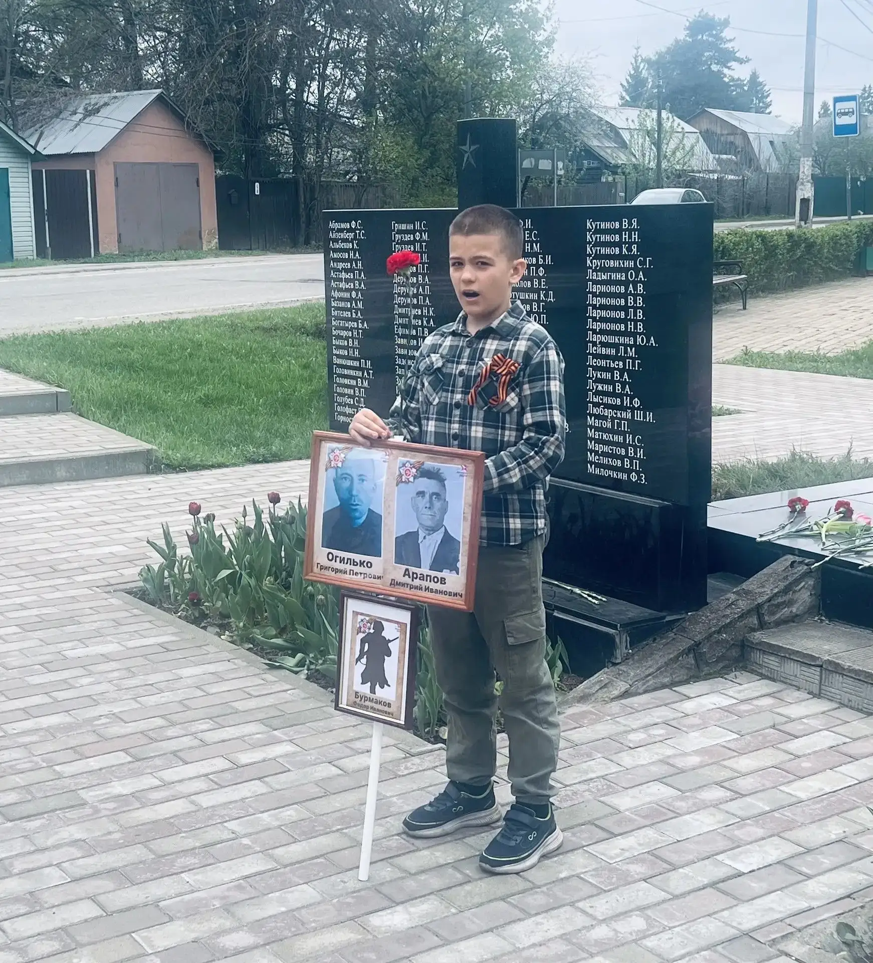 Сегодня утром ученики 4 «В» класса вместе со своим классным руководителем собрались у памятника павш