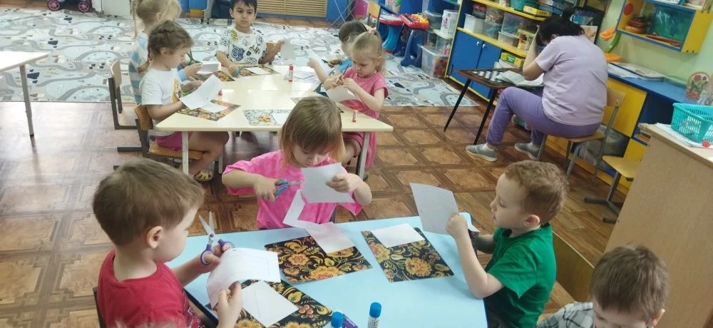 Ребята из средней группы смастерили себе белых мишек из бумаги! 👍