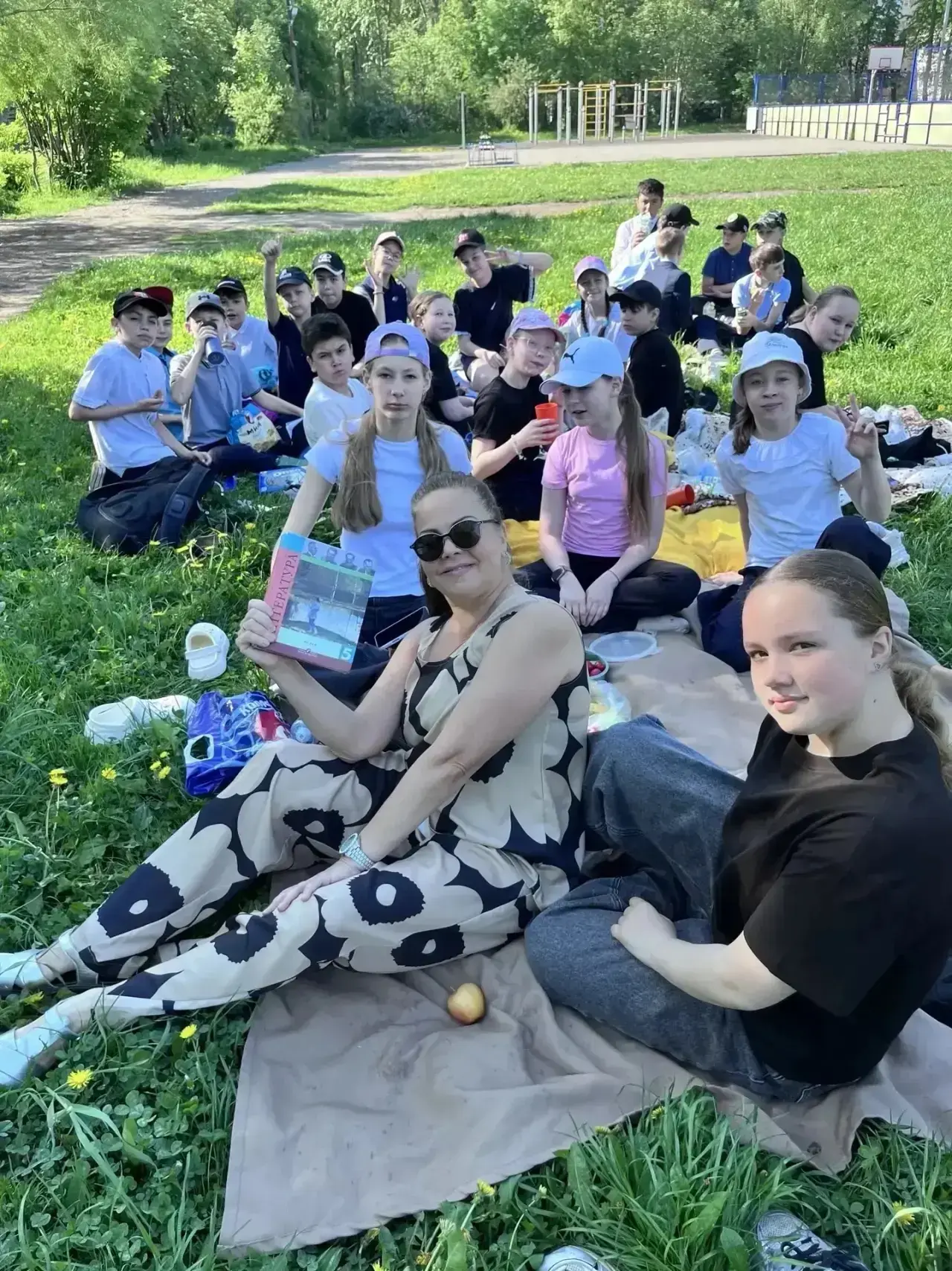 Сегодня 5«Б» провёл урок литературы на свежем воздухе☀️