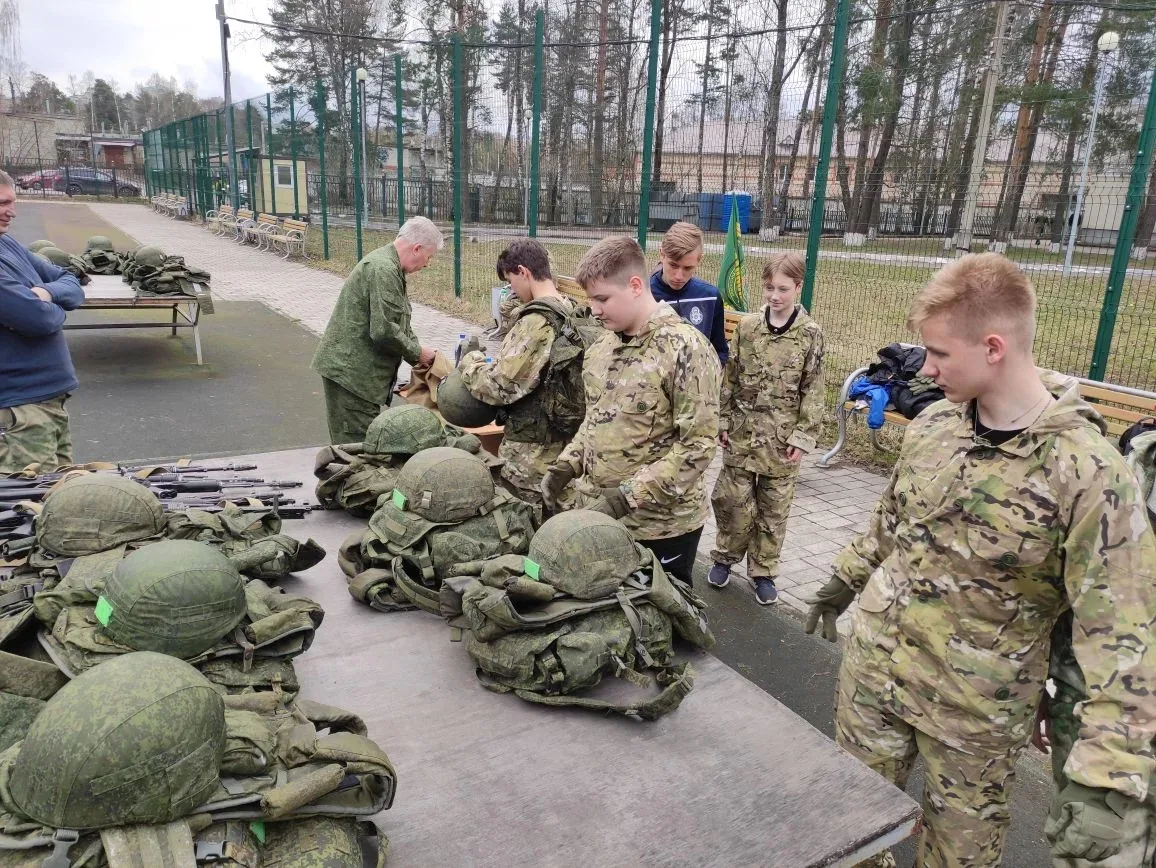 🇷🇺 Участие школьной команды ВПК «Патриот» в Межрегиональных Суворовских сборах     С 17 по 19 апреля