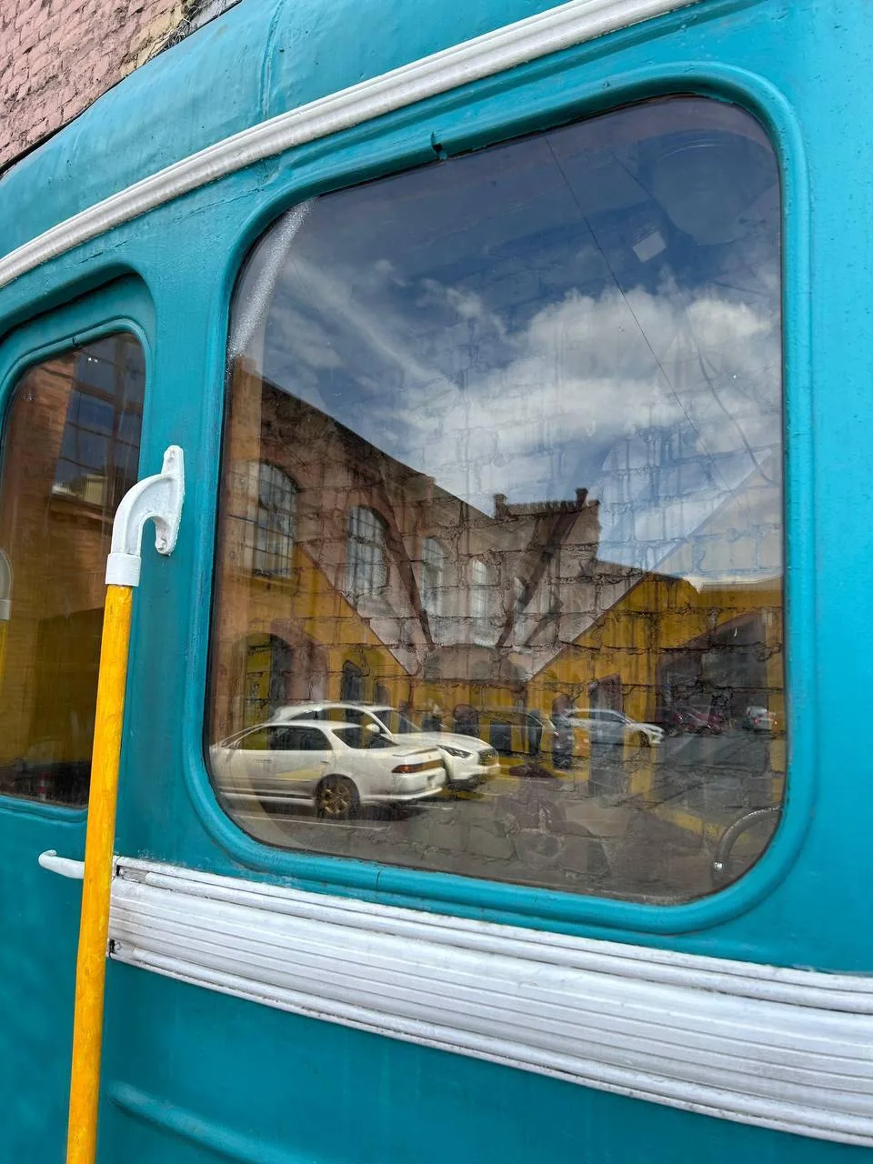 🚇 В пространстве «Обводный двор» находится необычная инсталляция — старый вагон метро ...