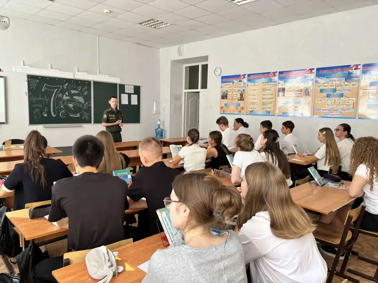 В 11 А классе прошёл профориентационный урок, гостем которого стал младший лейтенант Да...
