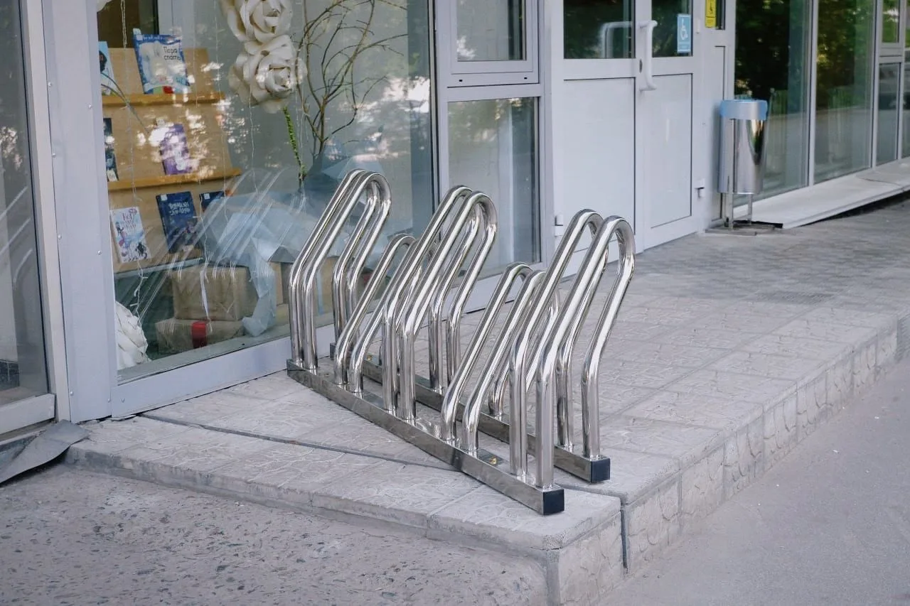 Лето, солнце, драйв — и теперь еще больше удобства. 🚴 Возле нашей библиотеки появилась...