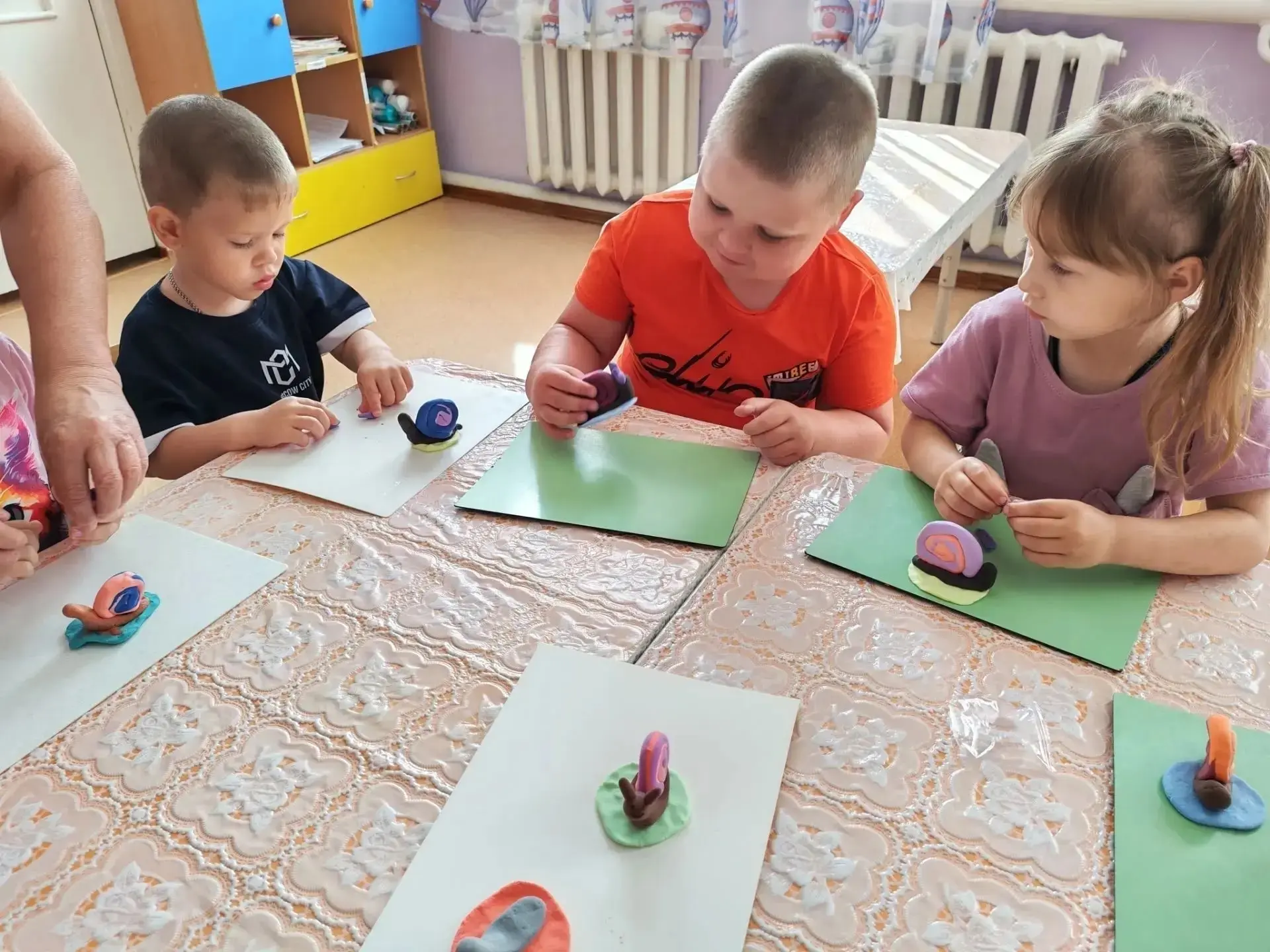 Занятия в детском саду 5 с Хуторка .

Нет у домика улитки 
ни забора, ни калитки, 
ни ступенек, ни к
