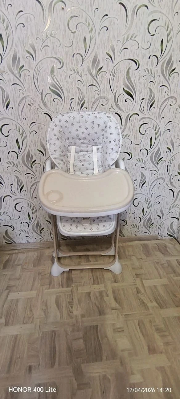 Срочно продам в связи с переездом,Стульчик для кормления, три положения высоты и спинки...