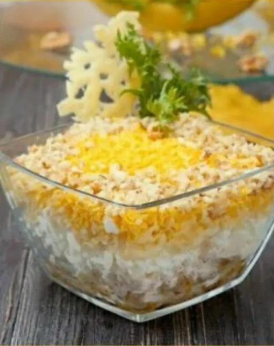 Слоёный салат с курицей и бананом