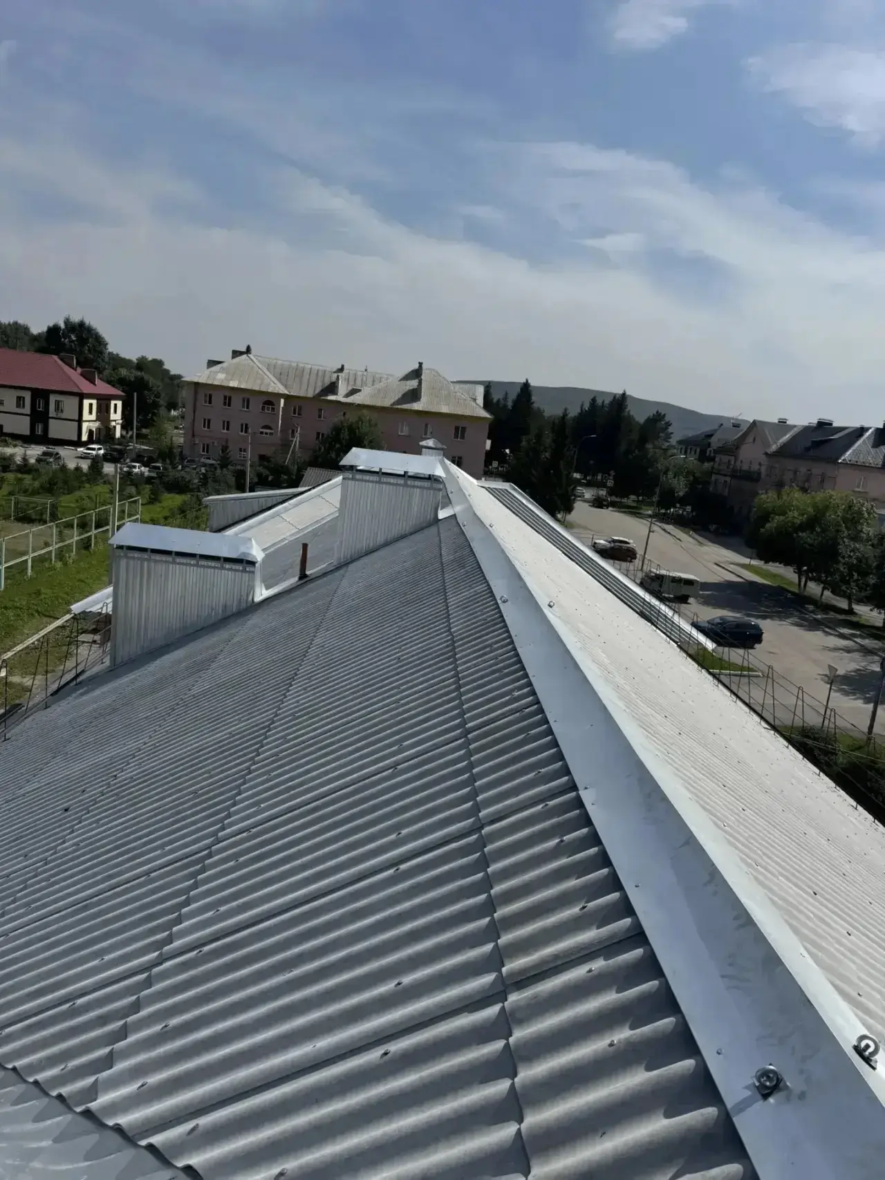 В Краснобродском завершён капитальный ремонт кровли дома № 5 на ул. Комсомольской