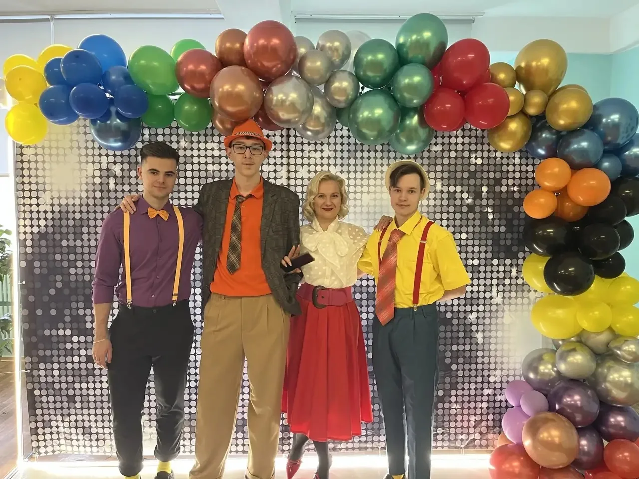 🎷✨ Самое джазовое прощание со школой! ✨🎷  11 классы провели свой последний день в стиле стиляг, и эт