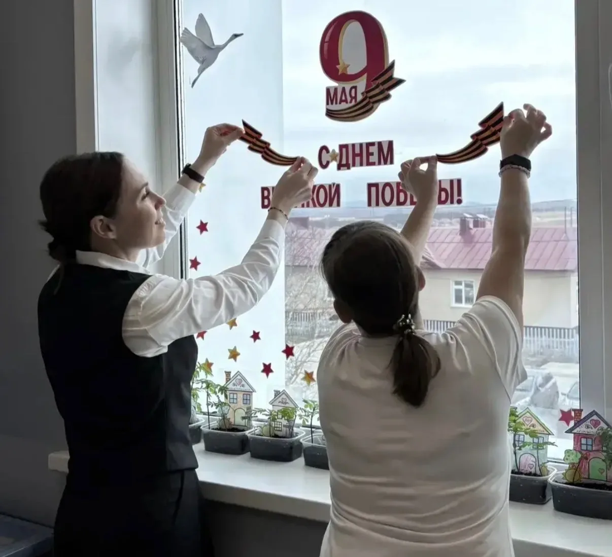 В Корсаковском округе готовятся к Дню Победы 🎗️  На центральной площади города уже смонтирована сцен