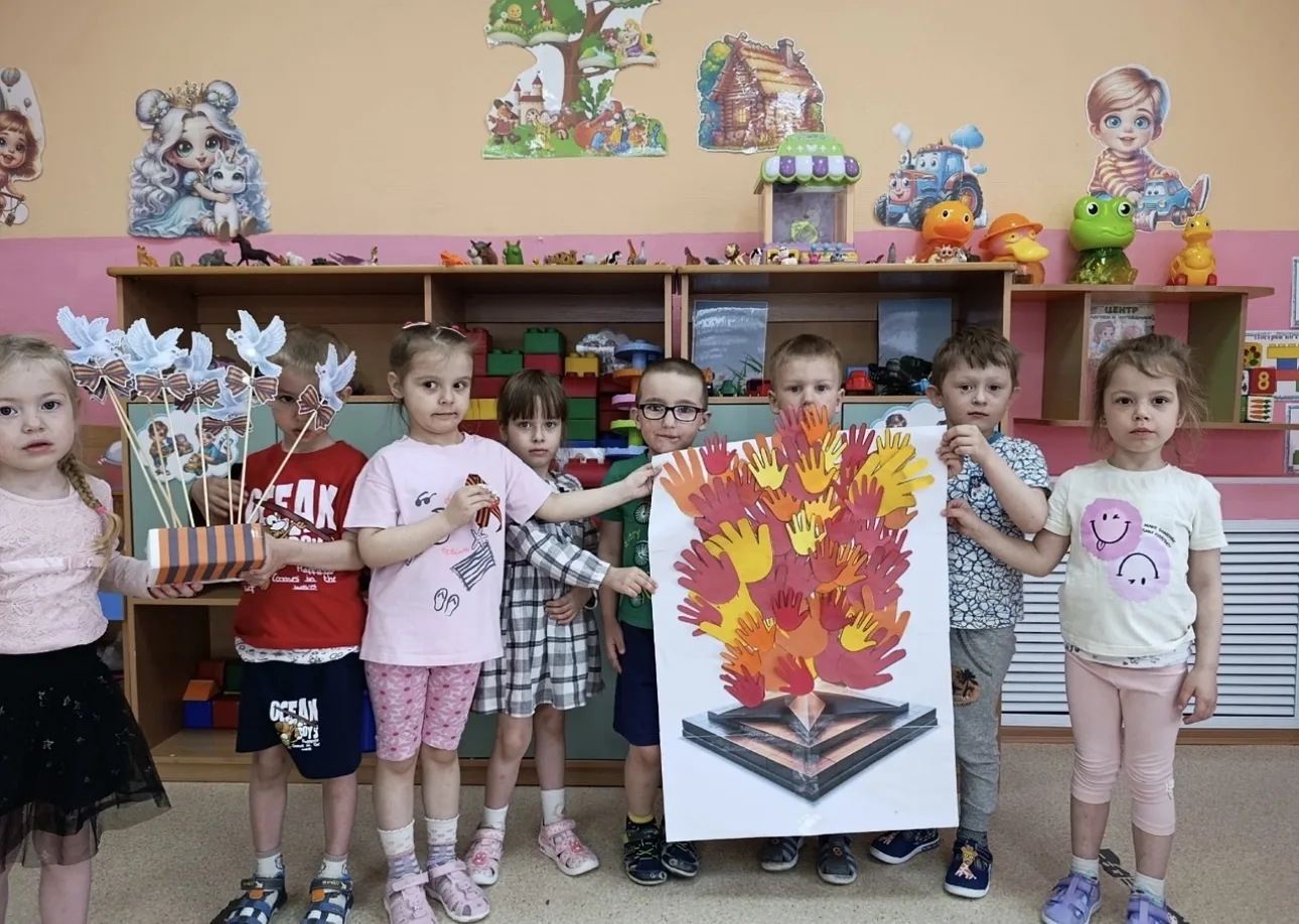 "Наш Вечный огонь из детских ладошек: вместе мы создали символ памяти и единства. Кажда...