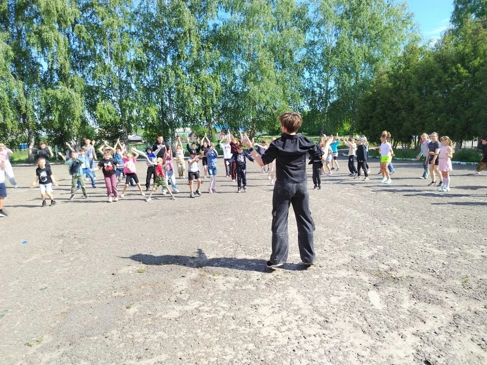 ✨5 день пришкольного лагеря традиционно начался с зарядки .