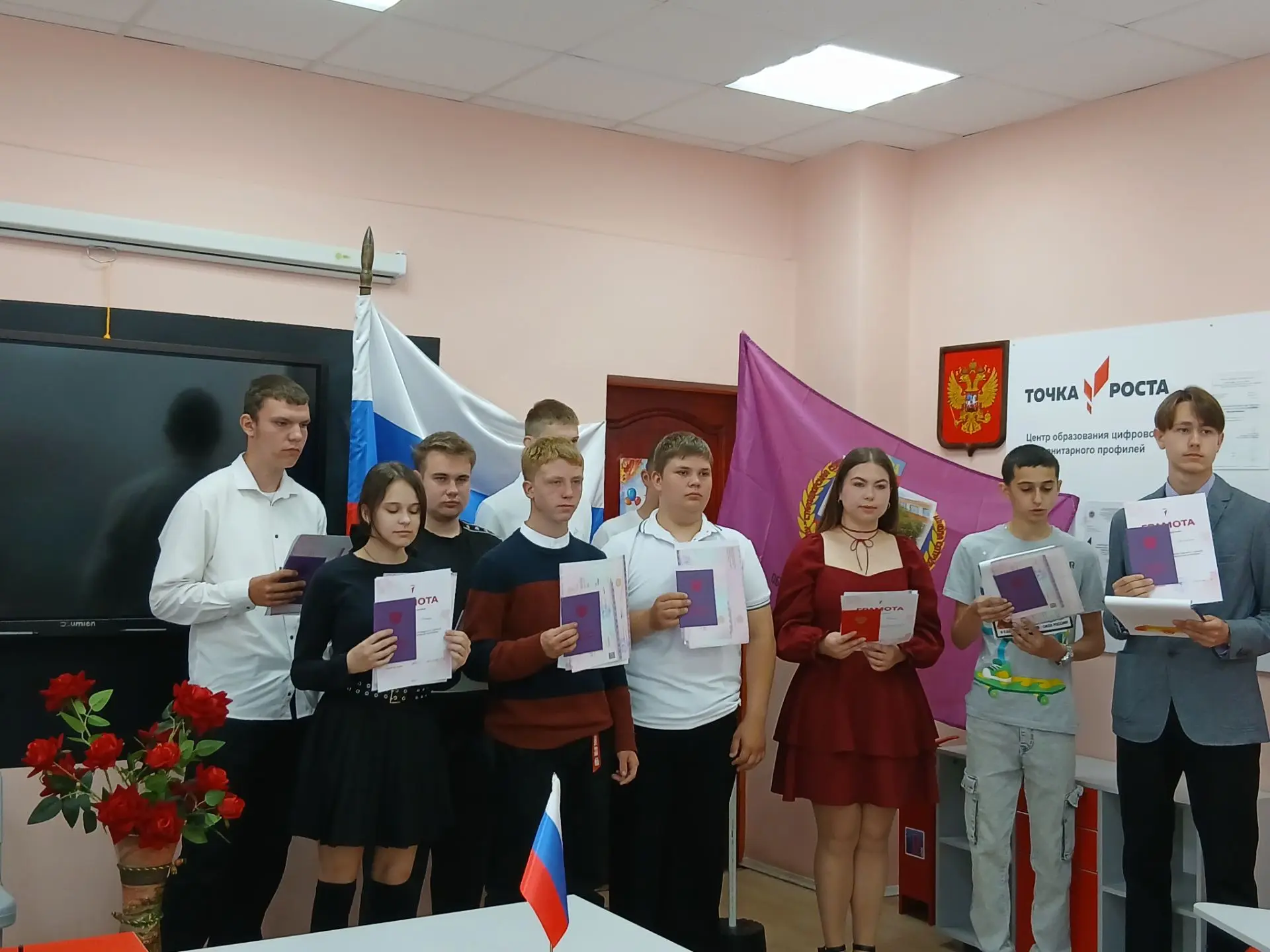 🇷🇺Сегодня особенный день — наши девятиклассники получили свои первые настоящие аттестаты! 🎓

🔥По