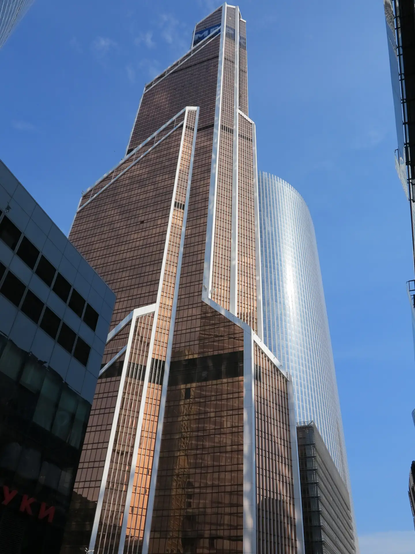 Несмотря на обилие новых высотных проектов, небоскрёб «Mercury Tower» всё также сильно ...