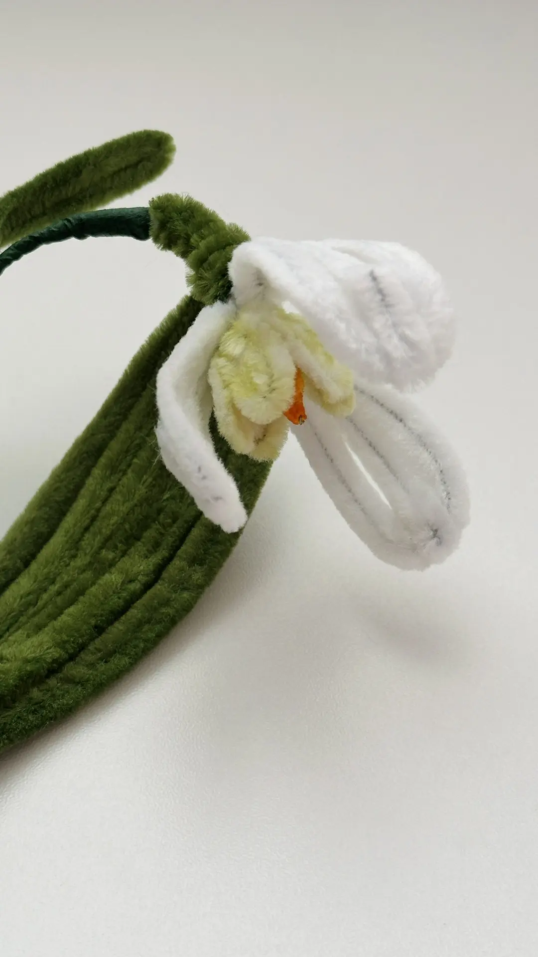 Нежный, весенний и такой трогательный — подснежник 🌿🤍 Он всегда ассоциируется с первыми тёплыми дням