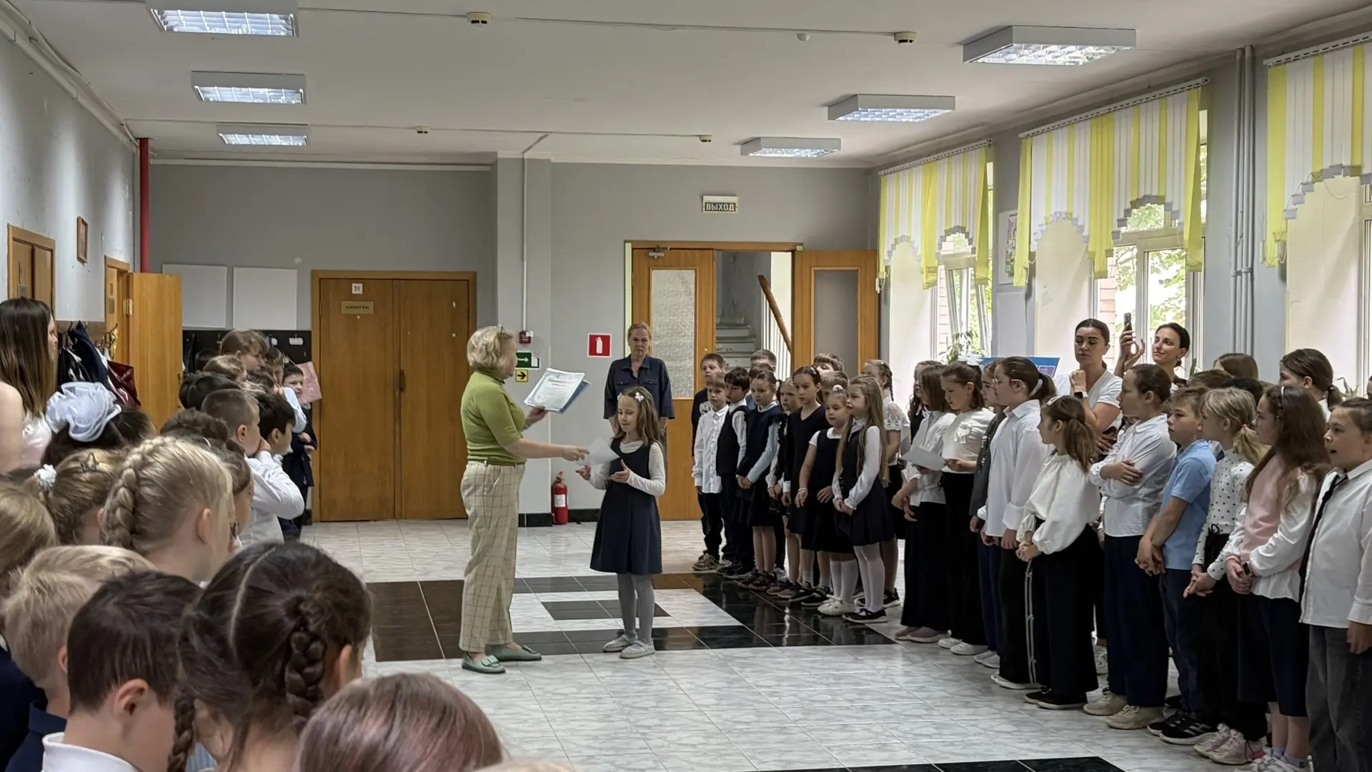 Две линейки, одни ценности: гордость за нашу школу!  В нашей школе прошли традиционные торжественные