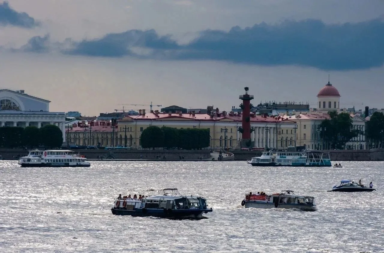 В четверг, 17 сентября, в Петербурге ожидается облачная погода. Пройдут дожди. Ветер юг...