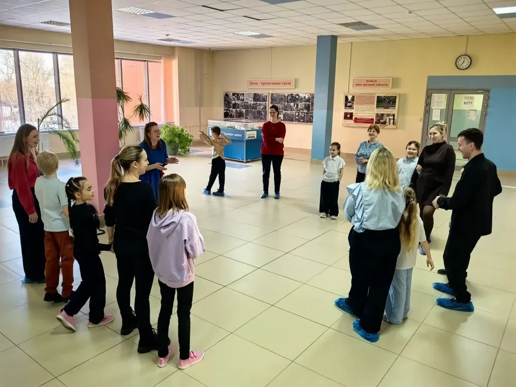 Сегодня прошло пятое занятие в школе для родителей с участием детей. Мы встречаемся каждый вторник, 