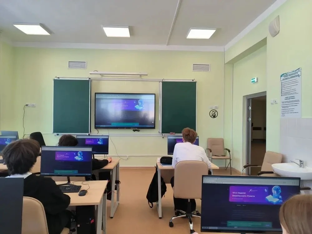 🌐 В Толмачевской школе №61 прошла неделя безопасного интернета  🤓 Сегодняшний мир немыслим без Интер