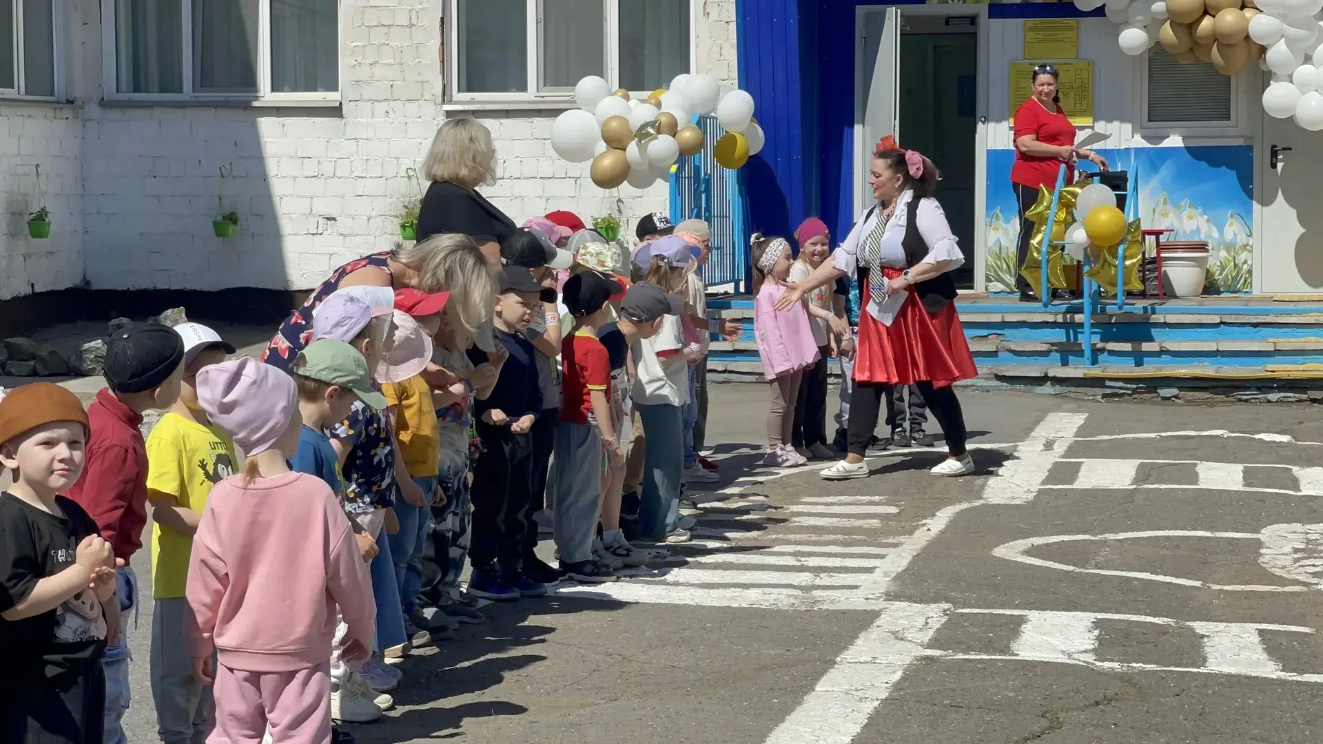 В первый день лета территория нашего детского сада превратилась в настоящую страну детс...