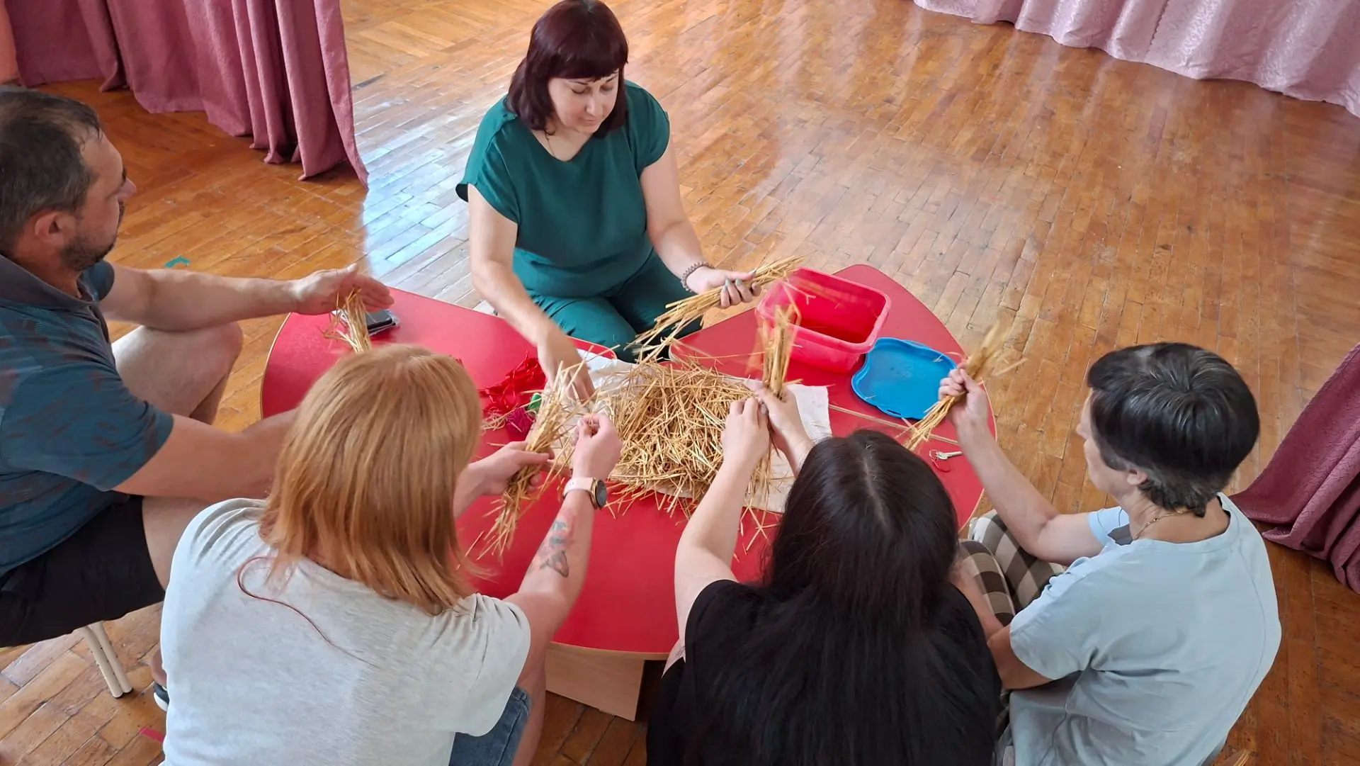 В рамках проекта "Моя Россия" с родителями был проведён мастер-класс по изготовлению народной соломе